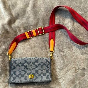 - Coach denim canvas and leather crossbody wallet ⭐️
